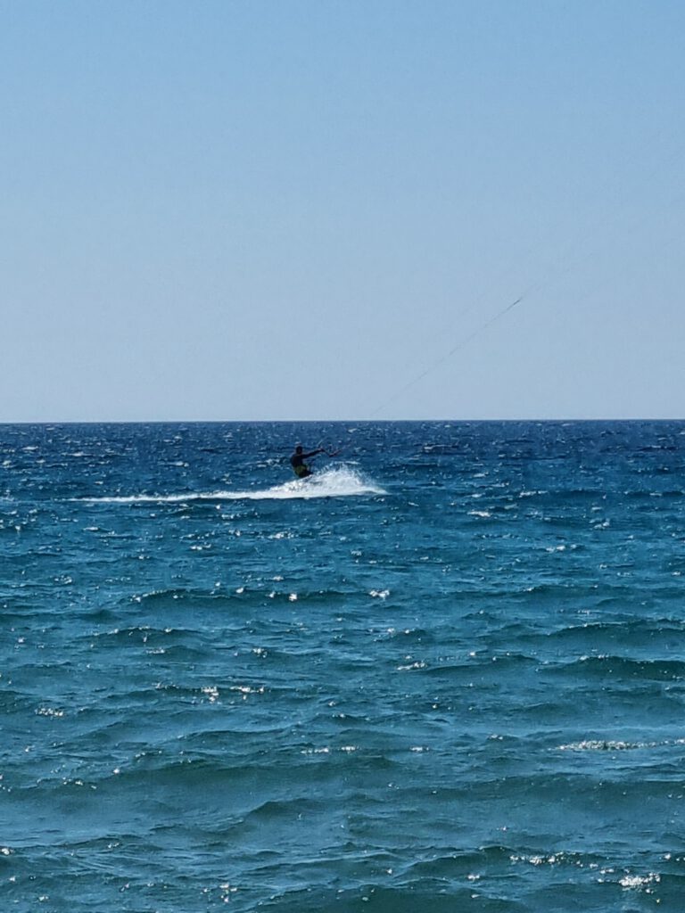 Surfer an der Westküste von Rhodos